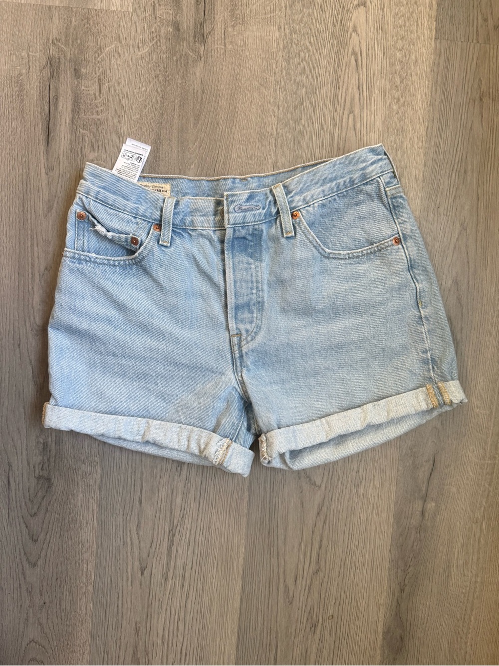 Levi’s High Rise Rolled Mom Shorts Size 26 Light Wash
